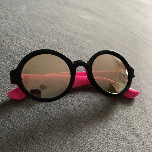 Betsey Johnson sunglasses - Picture 2 of 4